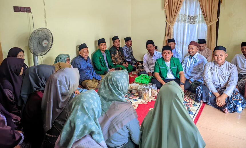 Keluarga besar Nahdlatul Ulama, dari jajaran Majelis Wakil Cabang Nahdlatul Ulama (MWCNU) beserta Badan Otonom NU di Anak Cabang Kedamean sowan ke Rais Syuriyah Pengurus Cabang Nahdlatul Ulama (PCNU Gresik), KH Moh. Farhan di Sidayu, Gresik, Sabtu (5/4/2025). Foto: Zuhdi Yazid/NUGres