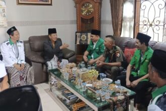 Sowan dan Silaturahmi Ulama dan Umaro', PC Ansor Gresik mendapatkan berbagai nasihat dari Pengasuh Pondok Pesantren Ihyaul Ulum Dukun yang juga Mustasyar PCNU Gresik, KH Afif Ma'sum, Ahad (6/4/2025). Foto: dok PC GP Ansor Gresik/NUGres