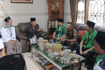 Sowan dan Silaturahmi Ulama dan Umaro', PC Ansor Gresik mendapatkan berbagai nasihat dari Pengasuh Pondok Pesantren Ihyaul Ulum Dukun yang juga Mustasyar PCNU Gresik, KH Afif Ma'sum, Ahad (6/4/2025). Foto: dok PC GP Ansor Gresik/NUGres