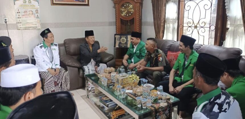 Sowan dan Silaturahmi Ulama dan Umaro', PC Ansor Gresik mendapatkan berbagai nasihat dari Pengasuh Pondok Pesantren Ihyaul Ulum Dukun yang juga Mustasyar PCNU Gresik, KH Afif Ma'sum, Ahad (6/4/2025). Foto: dok PC GP Ansor Gresik/NUGres