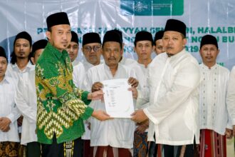 Resmi dilantik: Ketua Tanfidziyah MWCNU Bungah KH. M. Ala'uddin menyerahkan SK kepada Ketua PRNU Bungah Ustadz Hamdi Ahmadi Muzhabi, Ahad (13/4/2025) malam. Foto: dok PRNU Bungah/NUGres