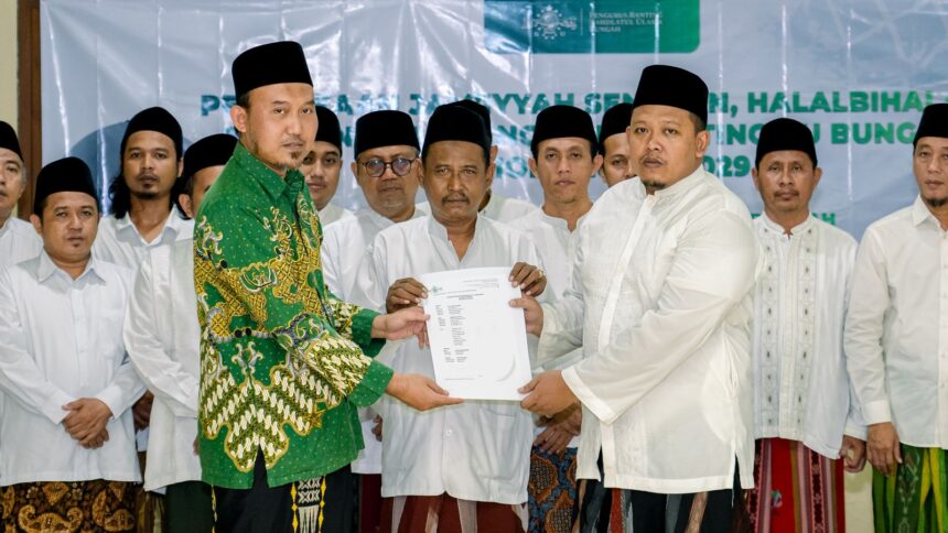 Resmi dilantik: Ketua Tanfidziyah MWCNU Bungah KH. M. Ala'uddin menyerahkan SK kepada Ketua PRNU Bungah Ustadz Hamdi Ahmadi Muzhabi, Ahad (13/4/2025) malam. Foto: dok PRNU Bungah/NUGres