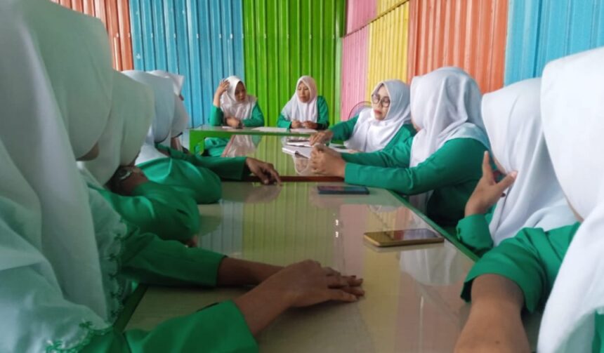 Pimpinan Ranting (PR) Fatayat NU Padangbandung Kecamatan Dukun Gresik, menggelar Rapat Kerja pada Jumat (18/4/2025), dengan fokus program tiap kabid hingga penguatan kader dalam akidah Aswaja. Foto: dok PR Fatayat NU Padangbandung/NUGres