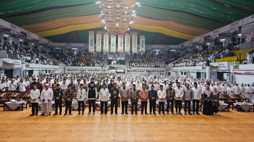 Sebanyak 1.813 Calon Jamaah Haji (CJH) asal Kabupaten Gresik mengikuti bimbingan Manasik Haji Akbar se-Kabupaten di GOR Tri Dharma Petrokimia, Gresik. Foto: ist/NUGres