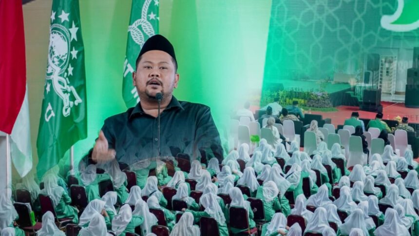 Bupati Gresik H. Fandi Akhmad Yani, S.E., M.MB., (Gus Yani) menyampaikan beberapa pesan saat menghadiri secara langsung prosesi pelantikan pengurus Pimpinan Cabang Fatayat Nahdlatul Ulama Gresik pada masa khidmat 2024 - 2029 pada Kamis 1 Mei 2025. Foto: dok PC Fatayat NU Gresik/NUGres