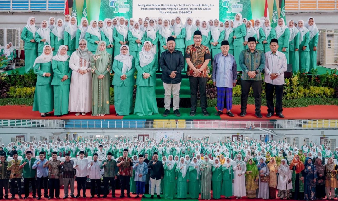 Gus Yani bersama para tamu undangan lain mengabadikan momen bersama PC Fatayat NU Gresik yang baru dilantik serta