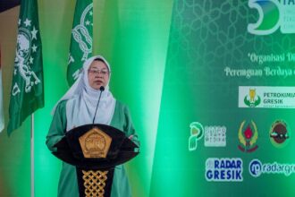 Ketua Umum Pimpinan Pusat Fatayat Nahdlatul Ulama, Hj Margaret Aliyatul Maimunah saat memberikan sambutan pengarahan di depan ratusan kader Fatayat NU se-Gresik. Foto: dok PC Fatayat NU Gresik/NUGres