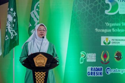 Ketua Umum Pimpinan Pusat Fatayat Nahdlatul Ulama, Hj Margaret Aliyatul Maimunah saat memberikan sambutan pengarahan di depan ratusan kader Fatayat NU se-Gresik. Foto: dok PC Fatayat NU Gresik/NUGres