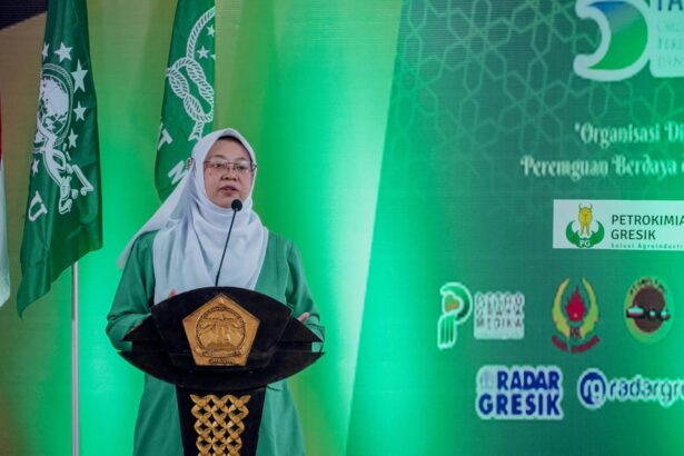 Ketua Umum Pimpinan Pusat Fatayat Nahdlatul Ulama, Hj Margaret Aliyatul Maimunah saat memberikan sambutan pengarahan di depan ratusan kader Fatayat NU se-Gresik. Foto: dok PC Fatayat NU Gresik/NUGres