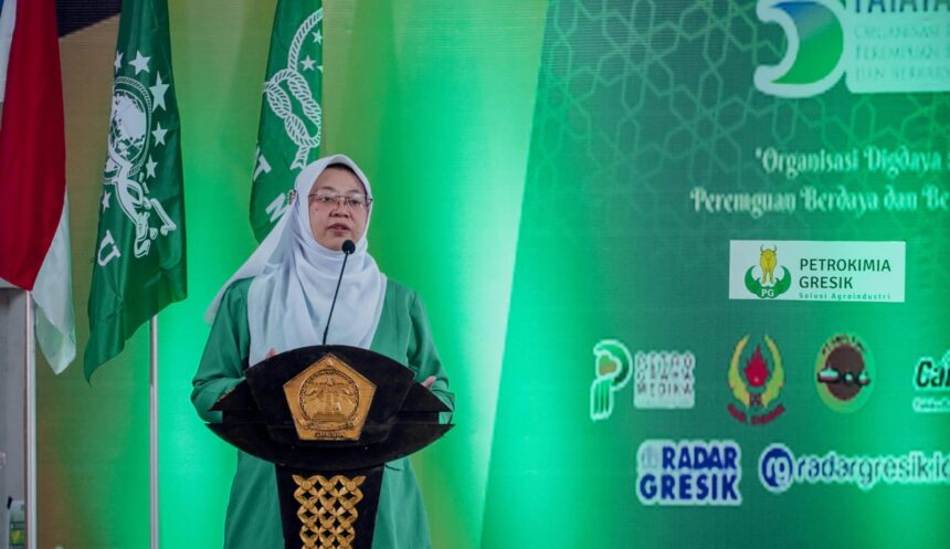 Ketua Umum Pimpinan Pusat Fatayat Nahdlatul Ulama, Hj Margaret Aliyatul Maimunah saat memberikan sambutan pengarahan di depan ratusan kader Fatayat NU se-Gresik. Foto: dok PC Fatayat NU Gresik/NUGres