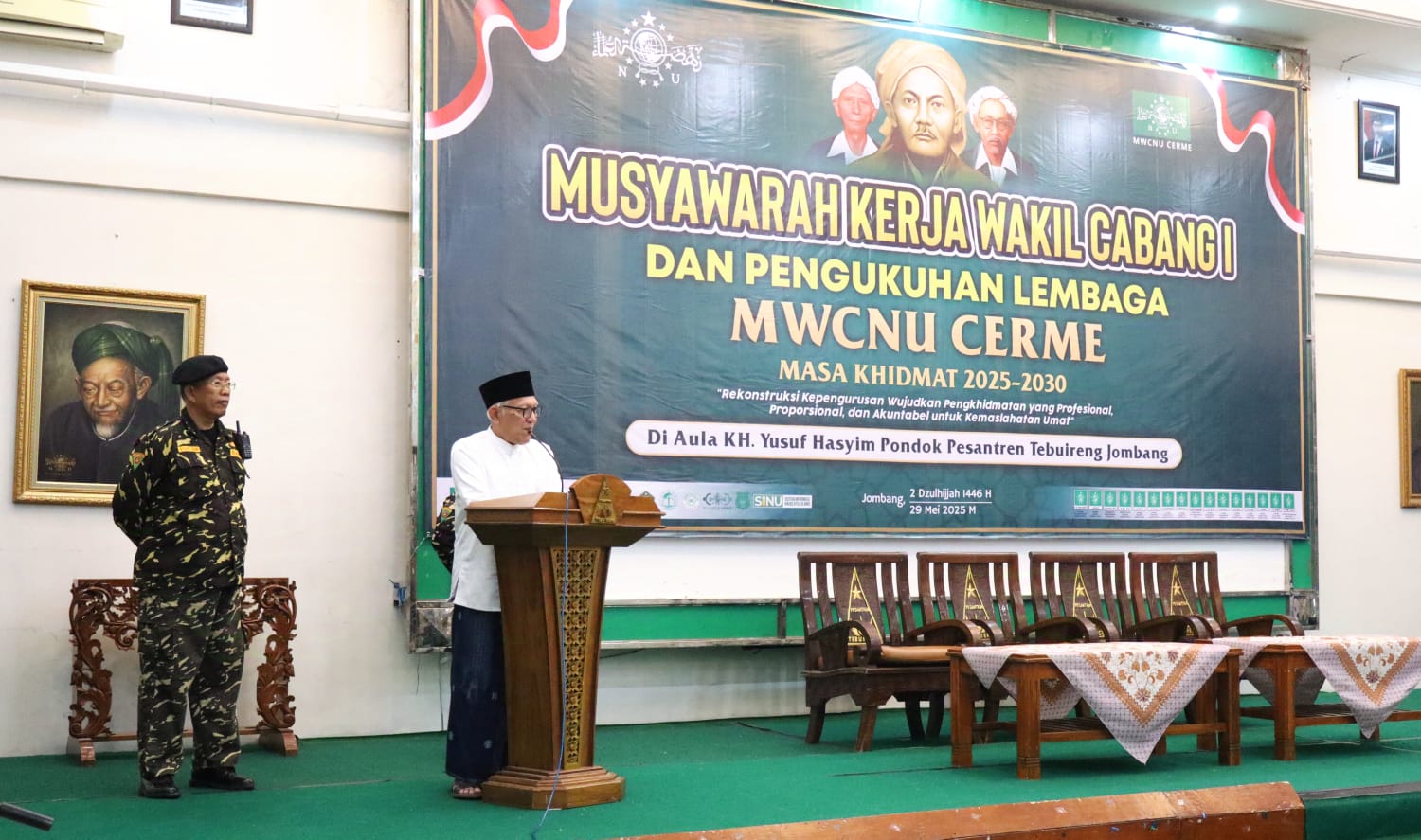 KH Abdul Hakim Mahfudz (Ketua PWNU Jatim) saat memberikan penguatan kepada jajaran pengurus MWCNU Cerme masa khidmat 2025 - 2030 yang tengah menggelar Musyker ke-1 dan pengukuhan pengurus lembaga-lembaga naungannya. Foto: dok MWCNU Cerme/NUGres