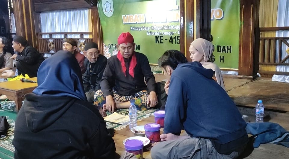 Sejumlah kaum muda dari komunitas peneliti budaya pesisir, bercengkrama dengan tokoh setempat Fatah Yasin (udeng merah). Foto: NUGres