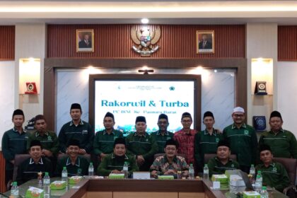 Ketua dan Sekretaris PC ISNU Gresik hadir dalam Rakorwil dan Turba PW ISNU Jatim di Unisda Lamongan, Jumat (9/5/2025). Foto: dok PW ISNU Jatim/NUGres
