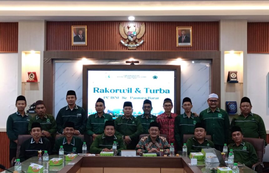 Ketua dan Sekretaris PC ISNU Gresik hadir dalam Rakorwil dan Turba PW ISNU Jatim di Unisda Lamongan, Jumat (9/5/2025). Foto: dok PW ISNU Jatim/NUGres