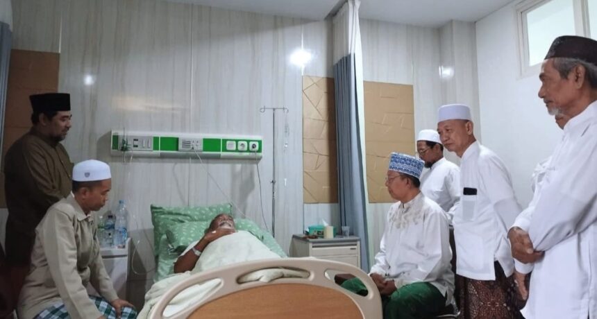 Jajaran pengurus Majelis Wakil Cabang Nahdlatul Ulama (MWCNU Gresik) saat menjenguk KH Umar Thoha, Jumat (23/5/2025). Foto: dok MWCNU Gresik