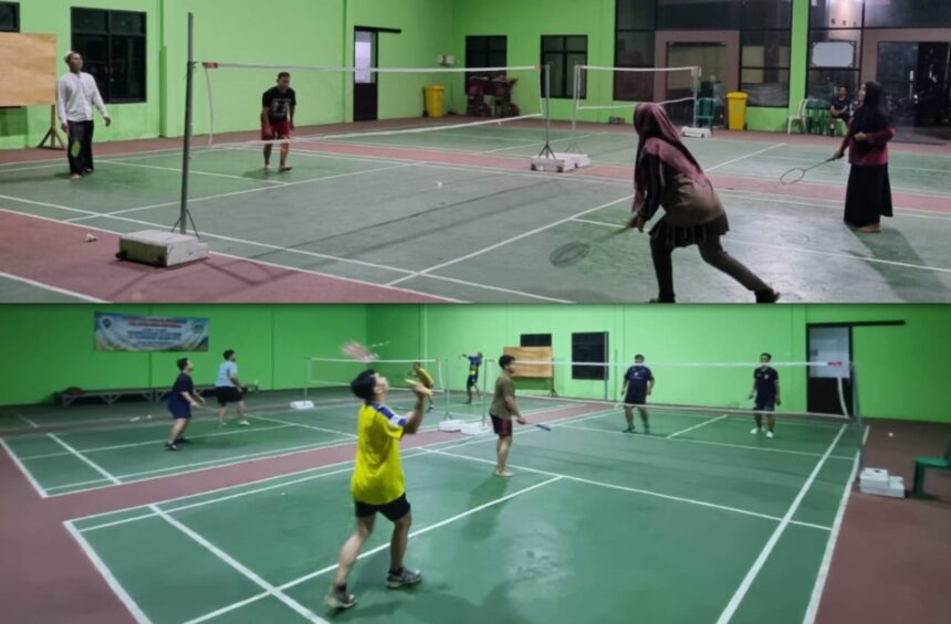 Ikhtiar merajut jalinan emosional dan spiritual antar pengurus lembaga dan Banom NU, MWCNU Kebomas Gresik menggelar Kegiatan rutin olahraga badminton, Selasa (20/5/2025). Foto: dok MWCNU Kebomas/NUGres