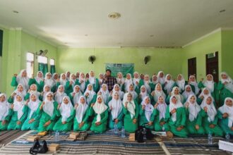 SEMARAK. Pimpinan Anak Cabang Fatayat NU Menganti memeriahkan peringatan Hari Lahir ke-75 Fatayat NU dengan kegiatan Pelatihan Mars dan Hymne Fatayat NU hingga rencanakan kompetisi sebagai follow up kegiatan. Foto: dok PAC Fatayat NU Menganti/NUGres