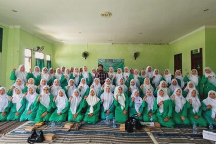 SEMARAK. Pimpinan Anak Cabang Fatayat NU Menganti memeriahkan peringatan Hari Lahir ke-75 Fatayat NU dengan kegiatan Pelatihan Mars dan Hymne Fatayat NU hingga rencanakan kompetisi sebagai follow up kegiatan. Foto: dok PAC Fatayat NU Menganti/NUGres