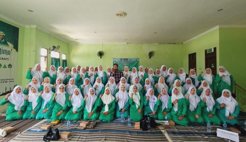 SEMARAK. Pimpinan Anak Cabang Fatayat NU Menganti memeriahkan peringatan Hari Lahir ke-75 Fatayat NU dengan kegiatan Pelatihan Mars dan Hymne Fatayat NU hingga rencanakan kompetisi sebagai follow up kegiatan. Foto: dok PAC Fatayat NU Menganti/NUGres
