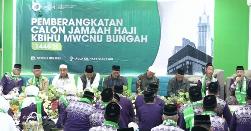 Ratusan Calon Jamaah Haji (CJH) dari KBIHU MWCNU Bungah mengikuti prosesi pelepasan dan pemberangkatan pada Senin dini hari (5/5/2025) di Aula KH Hasyim Asy'ari Gedung MWCNU Bungah. Foto: YouTube MWCNU Bungah/NUGres
