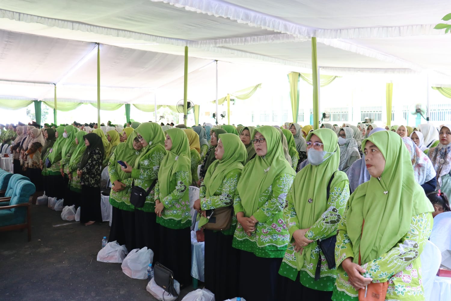 Ratusan guru penuh khidmat mengikuti rangkaian acara hingga selesai. Foto: dok LP Ma'arif MWCNU Ujungpangkah/NUGres