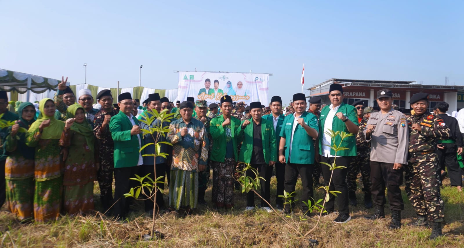Apel ditutup dengan aksi tanam pohon diikuti oleh seluruh stakeholder NU di Kecamatan Benjeng serta para tokoh pemerintah. Foto: dok PAC GP Ansor Benjeng/NUGres