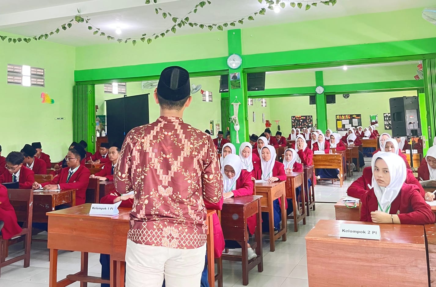Ratusan murid MTs Nurul Huda Grogol Masangan Bungah dengan antusias menyerap materi yang diberikan oleh dua narasumber. Foto: dok MTs Nurul Huda Grogol/NUGres