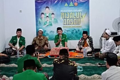 Majelis Dzikir dan Sholawat Rijalul Ansor (MDSRA) Pimpinan Anak Cabang (PAC) GP Ansor Kebomas terlaksana di Musholla Ar Rouf, Perum Andalusia Griya Klangonan Kebomas Gresik, pada Senin (23/6/2025), turut dihadiri Wakil Sekretaris Pimpinan Wilayah GP Ansor Jatim. Foto: dok PAC GP Ansor Kebomas/NUGres