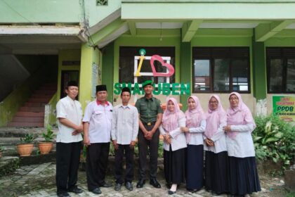 BANGGA. Keluarga Besar SMA Ma’arif NU Benjeng Gresik turut bangga atas pencapaian salah seorang alumni tahun 2024, Muzammil, yang kini mengabdi kepada negara sebagai TNI Angkatan Darat. Foto: dok SMA Ma'arif NU Benjeng/NUGres