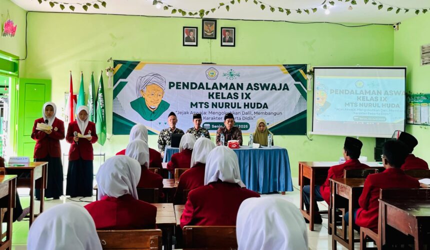 Ratusan murid kelas IX MTs Nurul Huda Grogol Masangan Bungah Gresik mendapatkan materi pemantapan Aswaja, Senin (2/6/2025). Foto: dok MTs Nurul Huda Grogol/NUGres
