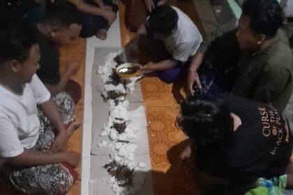 Sejumlah pengurus Pimpinan Ranting (PR) GP Ansor Turirejo Kedamean Gresik bikin kegiatan Nyate Bareng sambil diskusi tindaklanjuti program Gerakan Sedekah Sampah, Senin (9/6/2025). Foto: dok PR GP Ansor Turirejo/NUGres