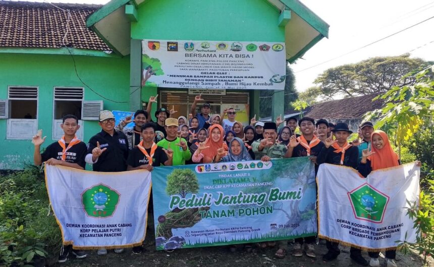 KOLABORASI. Dewan Koordinasi Anak Cabang (DKAC) Corps Brigade Pembangunan IPNU dan Korp Pelajar Putri (CBP IPNU KPP IPPNU Panceng) menggelar aksi peduli lingkungan berjuluk "Peduli Jantung Bumi" melalui kegiatan penanaman pohon bersama sejumlah stakeholder di sepanjang Jalan Daendles, Kecamatan Panceng, Gresik. Foto: dok DKAC CBP KPP Panceng/NUGres