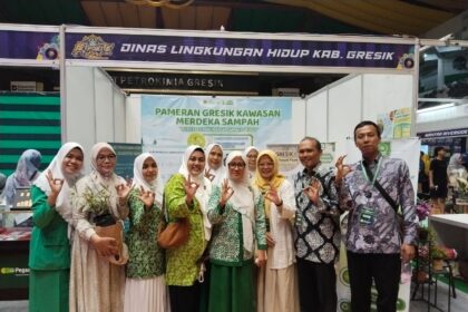 Pimpinan Cabang (PC) Fatayat NU Gresik menjalin kolaborasi strategis bersama Dinas Lingkungan Hidup (DLH) Kabupaten Gresik dengan menggelar Pameran Gresik Kawasan Merdeka Sampah (GKMS), Rabu (2/7/2025). Foto: dok PC Fatayat NU Gresik/NUGres
