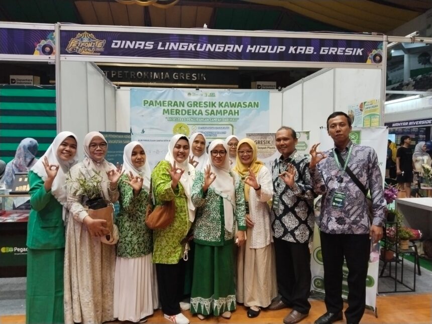 Pimpinan Cabang (PC) Fatayat NU Gresik menjalin kolaborasi strategis bersama Dinas Lingkungan Hidup (DLH) Kabupaten Gresik dengan menggelar Pameran Gresik Kawasan Merdeka Sampah (GKMS), Rabu (2/7/2025). Foto: dok PC Fatayat NU Gresik/NUGres