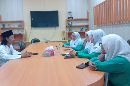 DISKUSI. Berbagai potensi kolaborasi strategis di bidang pengembangan media mewarnai sharing antara PC Fatayat NU Gresik dan NUGres. Foto: NUGres