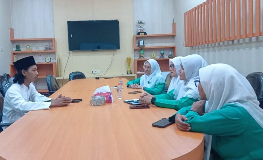 DISKUSI. Berbagai potensi kolaborasi strategis di bidang pengembangan media mewarnai sharing antara PC Fatayat NU Gresik dan NUGres. Foto: NUGres