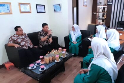 Bangun kolaborasi ruang digital, PC Fatayat NU Gresik melakukan audiensi dengan Dinas Komunikasi dan Informatika (Diskominfo Gresik), Kamis (24/7/2025). Foto: dok PC Fatayat NU Gresik/NUGres