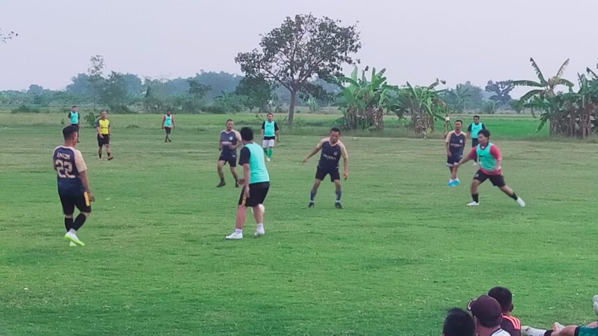 Persahabatan menggelinding di lapangan hijau. Tim PC GP Ansor Gresik dan IPORA FC bertarung seru, Sabtu (19/7/2025). Foto: Samsul/NUGres