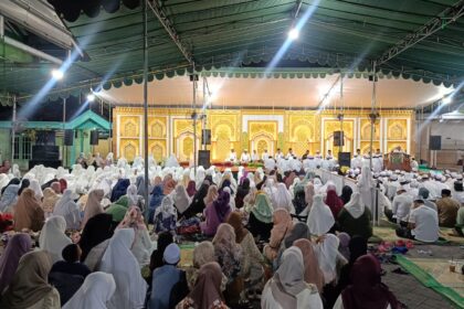 Ribuan warga masyarakat di Dusun Dahanrejo Kidul Desa Dahanrejo Kecamatan Kebomas Gresik mengikuti dengan penuh khidmat peringatan Haul Mbah Dahan. Foto: Luthfi/NUGres