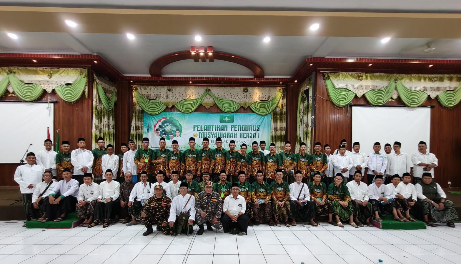 Jajaran pengurus mengabadikan momen usai pelantikan