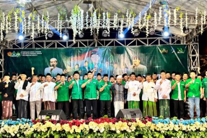 MERIAH. Ribuan pasang mata menyaksikan pelantikan Pimpinan Anak Cabang (PAC) Gerakan Pemuda Ansor Sidayu masa khidmat 2025 - 2028 di Alun-alun Sidayu, Gresik. Foto: dok Media Ansor Sidayu/NUGres