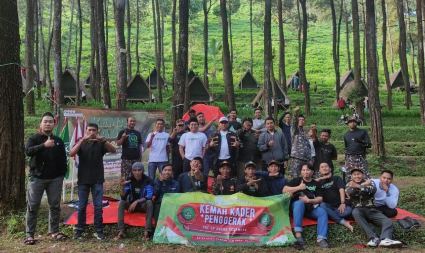 PENUH SEMANGAT. Pimpinan Anak Cabang (PAC) GP Ansor Kedamean sukses menggelar Kemah Kader Penggerak sebagai momentum menegaskan spirit khidmah kader serta konsolidasi gerakan, Sabtu - Ahad, 12 - 13 Juli 2025 di Klurak Eco Park, Pacet, Mojokerto. Foto: dok PAC GP Ansor Kedamean/NUGres