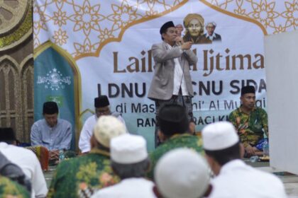 Ketua Tanfidziyah PCNU Gresik Dr. KH. Mulyadi M.M., turut menghadiri dan memberikan penguatan kepada jamaah di majelis Lailatul Ijtima' yang diselenggarakan Lembaga Dakwah Majelis Wakil Cabang NU Sidayu, Jumat (25/7/2025) malam. Foto: Alaika Mansaul Hikam/NUGres