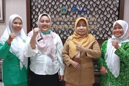 TERUS BERGERAK. Sejumlah pengurus bidang Kesehatan dan Lingkungan Hidup (KLHK) Pimpinan Cabang Fatayat Nadhlatul Ulama Gresik telah melakukan audiensi dengan Dinas Kesehatan Kabupaten Gresik pada Selasa, 15 Juli 2025. Foto: dok. PC Fatayat NU Gresik/NUGres