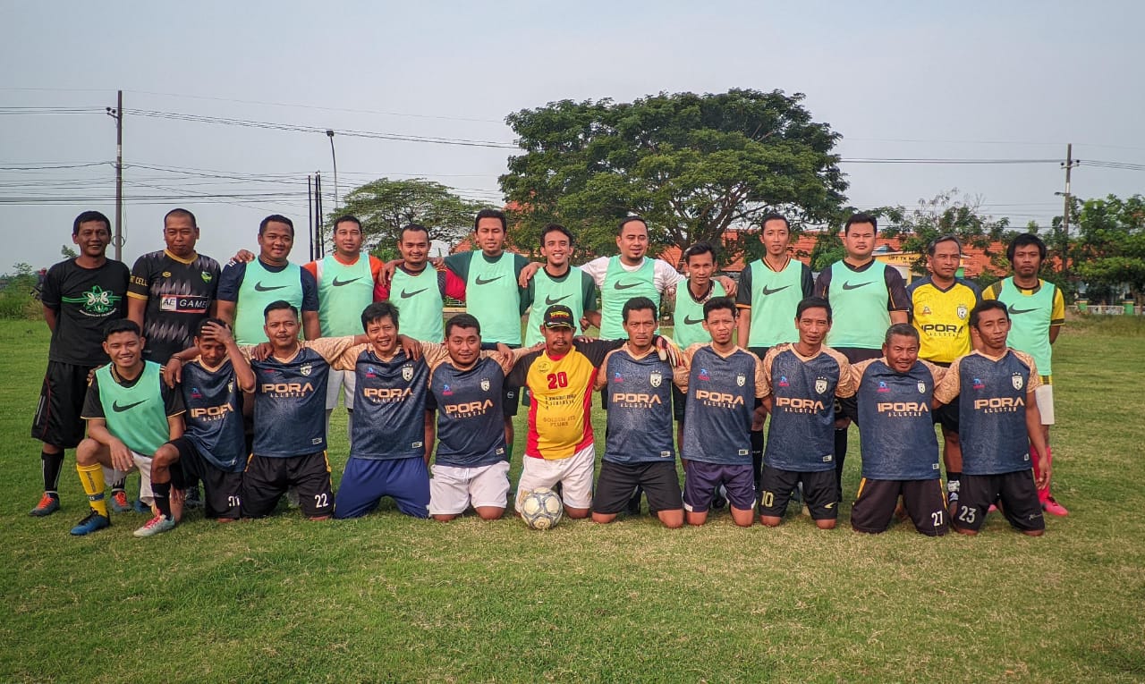 Tim PC GP Ansor Gresik dan tim IPORA FC mengabadikan momen dengan berfoto bersama usai laga persahabatan. Foto: Samsul/NUGres 