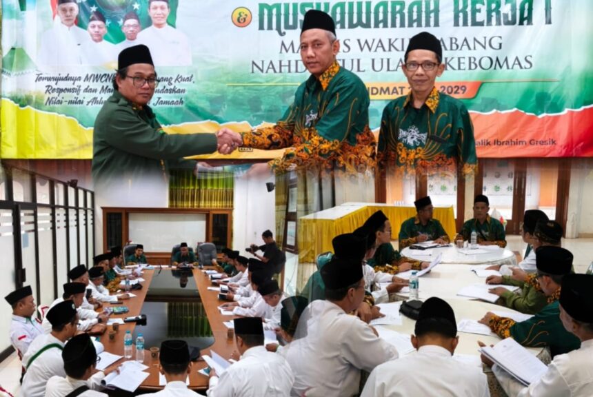 Pasca resmi dilantik pada Sabtu (12/7/2025), MWCNU Kebomas melanjutkan dengan Musyawarah Kerja ke-1. Sejumlah program stategis kerja hingga rekomendasi progresif dihasilkan dari forum tersebut. Foto: Luthfi/NUGres