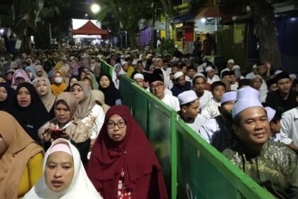 Ribuan warga Gresik dan sekitarnya menghadiri Pekauman Bersholawat dan Ngaji bersama KH Muhammad Abdurrahman Al-Kaustar (Gus Kautsar), Sabtu (26/7/2025). Foto: NUGres