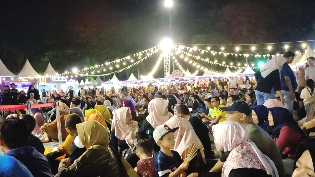 Penonton sekaligus pengunjung Petronite Fest 2025 tampak antusias menyimak lagu-lagu religi persembahan grup-grup qasidah naungan PASQI Kabupaten Gresik. Foto: Chidir/NUGres 