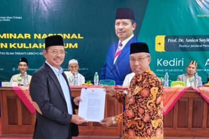 Direktur Jenderal Pendidikan Islam Prof. Dr. H. Amien Suyitno, M.Ag., menyerahkan SK program studi Magister PAI kepada Rektor ISTAZ Menganti Gresik Dr. H. Imam Bahrozi, M.M. (memakai batik), pada Ahad 20 Juli 2025. Foto: dok ISTAZ Menganti Gresik/NUGres
