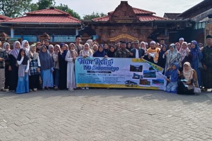 Tak kurang dari 80 jamaah mengikuti tur religi ke sejumlh makam ulama di Nusantara. Foto: ist/NUGres